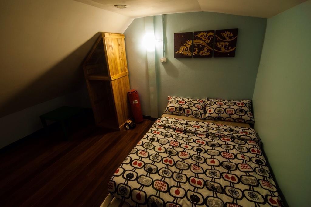 Eat-Ting Hostel Bang Sao Thong Exterior photo